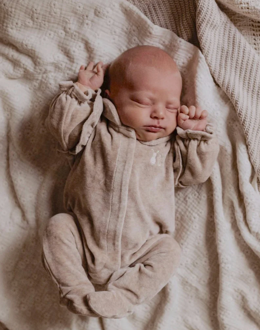 Velours baby pyjama camel 1 maand - Poetree Kids