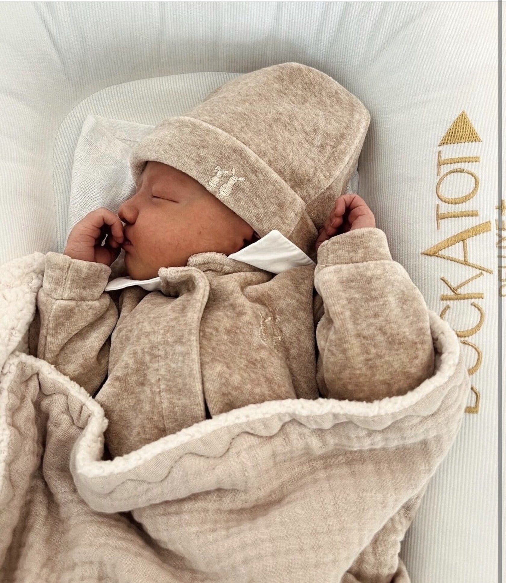 Babypakje Velours Camel met poplin kraagje - Poetree Kids