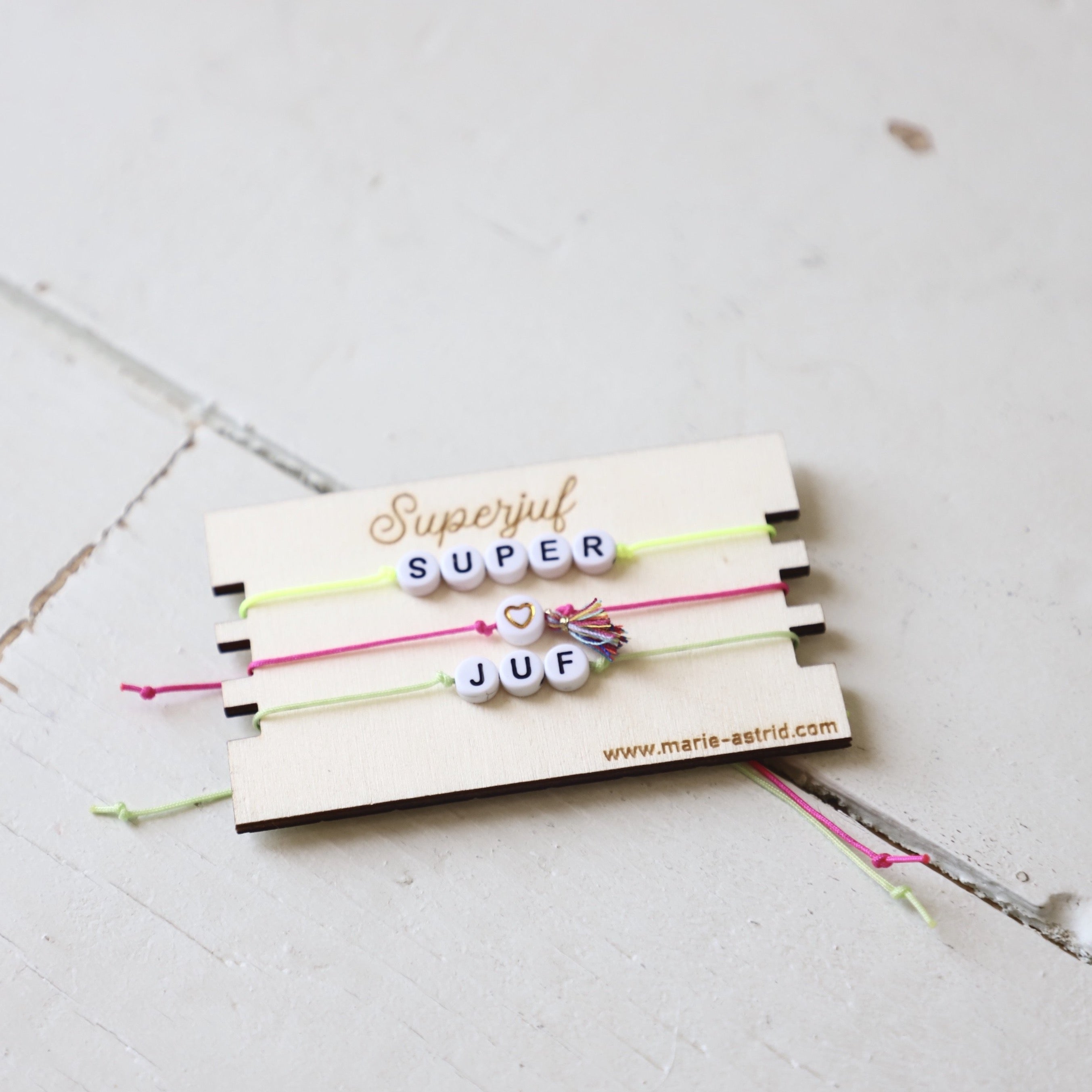 Macramé armbandjes Superjuf